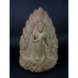 Sandsteinstele mit stehender Figur eines Yaksha in einer Flammennische, Khmer, Kambodscha, wohl