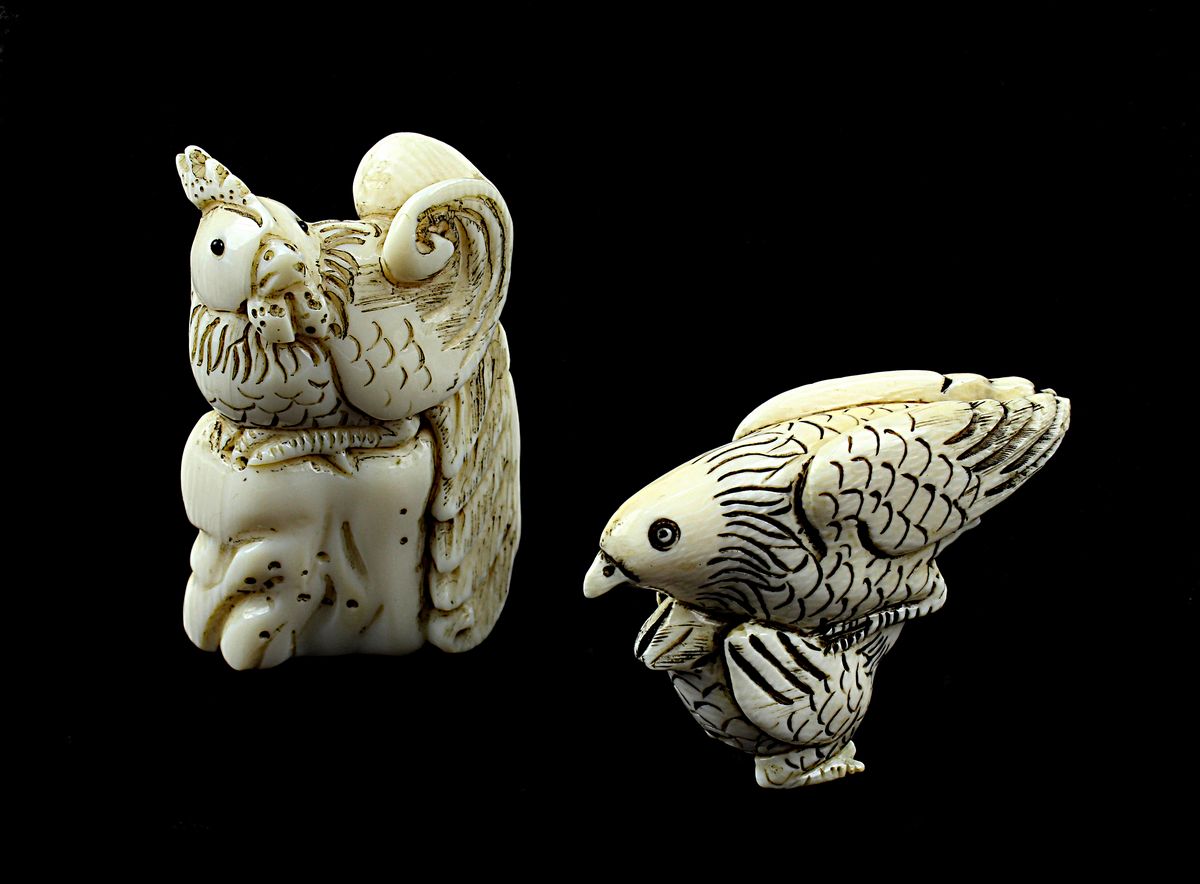 2 japanische Netsukes aus Elfenbein, 2 Vogelfiguren, handgeschnitzte Figuren, L jew. 5 cm,