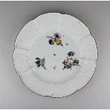 Meissen, Teller, um 1780, Porzellan, weißer Scherben, gefächertem, Blumenreliefiertem Rand und
