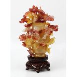 Chinesische Jadeschnitzerei Prunk-Deckelvase, Vase und Deckel jew. aus einem Stück gelbrot