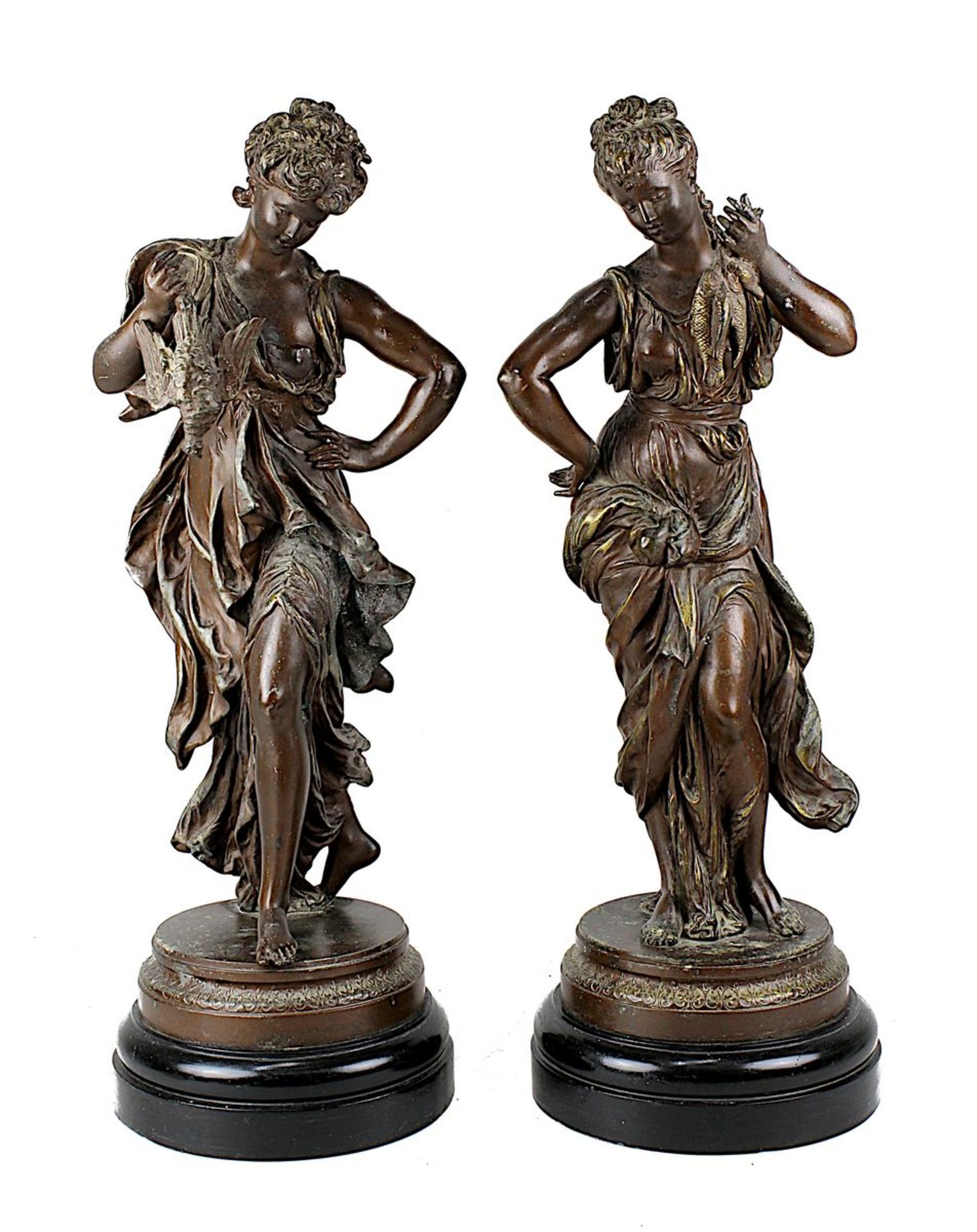 Zwei Regule Figuren, Belle Epoque, Frankreich um 1890, zwei junge Schöne mit erlegtem Federwild, als