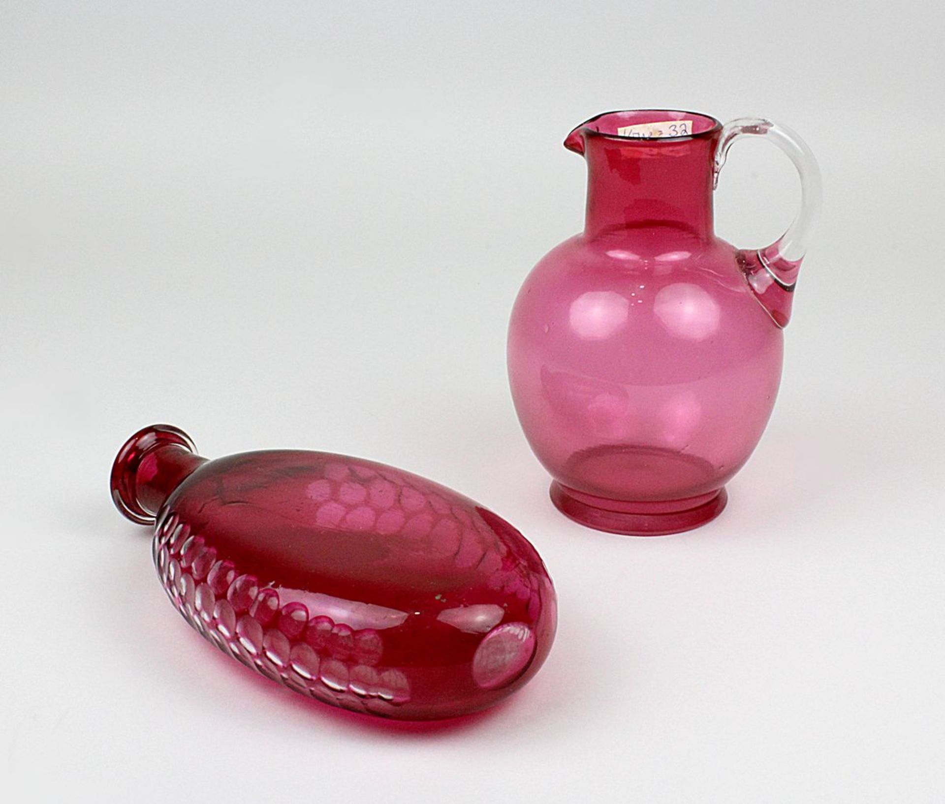 Kleiner Krug und Badeflasche, Böhmen, um 1870-80, Klarglas mundgeblasen mit Rubinglas überfangen,