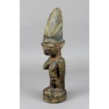 Ibeji Zwillingsfigur, Yoruba, Nigeria, stehende weibliche Figur mit hoher kammartiger Frisur, Holz