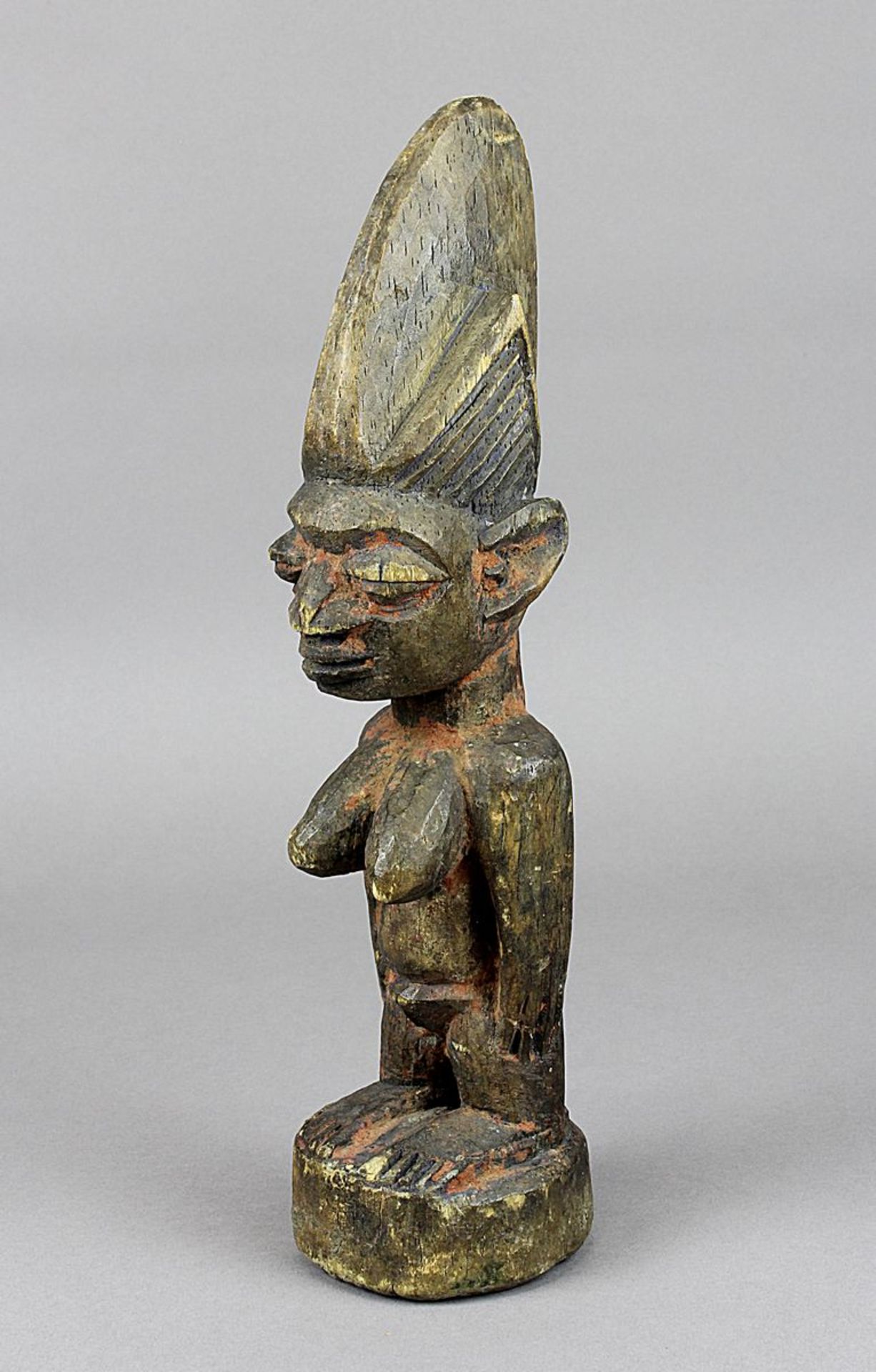 Ibeji Zwillingsfigur, Yoruba, Nigeria, stehende weibliche Figur mit hoher kammartiger Frisur, Holz