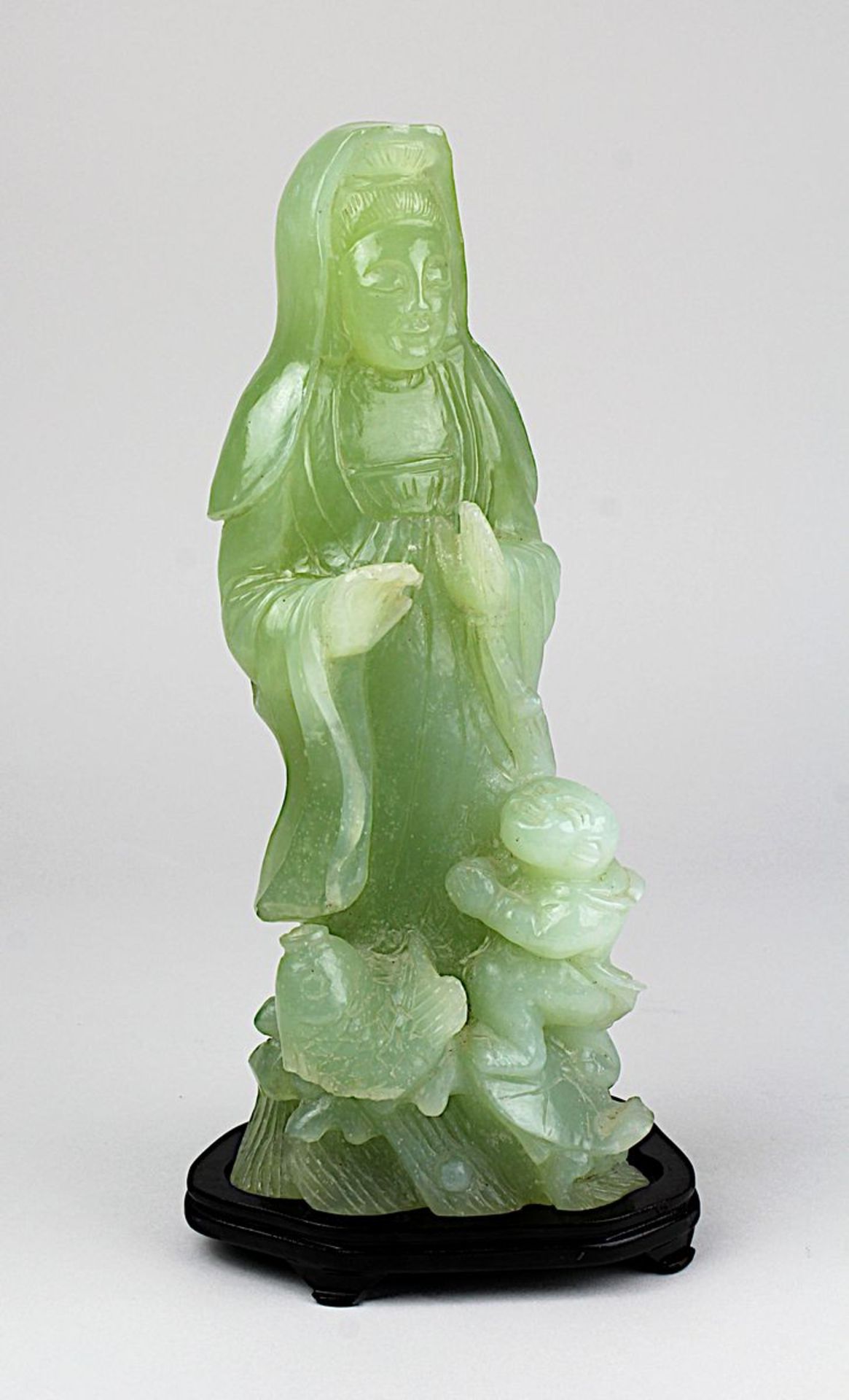 Männliche Jade-Figur mit Kind und Fisch, China, 1. Hälfte 20. Jh., handgeschnittene Figur aus