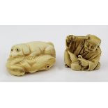 Zwei Netsuke aus Elfenbein, Mann mit Fächer und Hund mit Kröte, Japan 1. Hälfte 20. Jh., Hund-