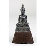 Siamesische Miniatur-Buddhafigur, 19. Jh., Silberfolie, Struktur und Ornamentik getrieben, am Sockel