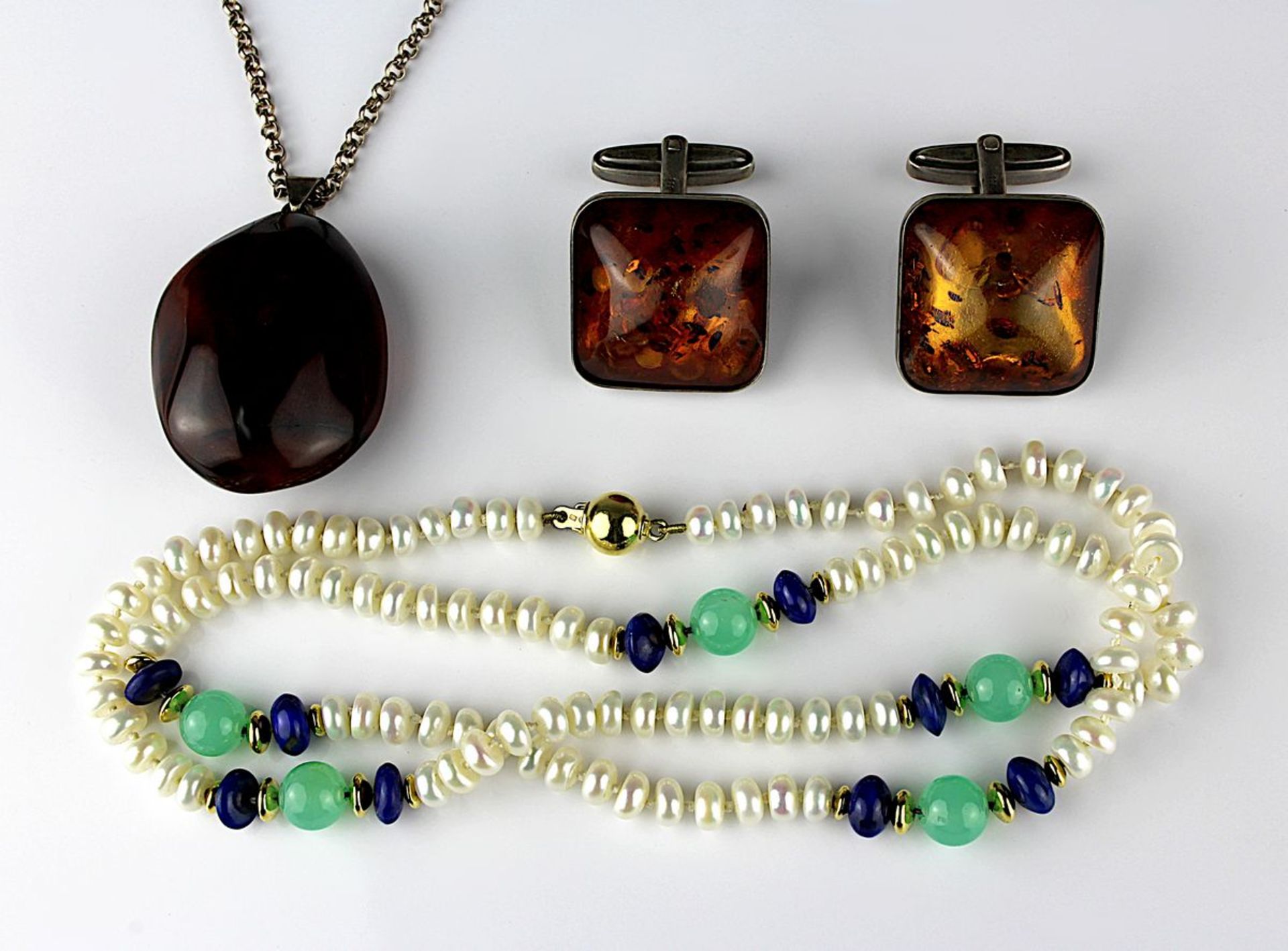 Perlenkette und 2 Bernsteinschmuckteile, Kette aus Süßwasserperlen mit Lapislazulischeiben und