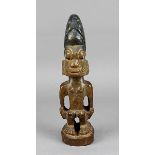 Ibeji Zwillingsfigur, Yoruba, Nigeria, stehende weibliche Figur mit hoher haubenartiger Frisur mit