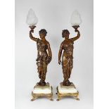 Paar Belle Epoque Figurenlampen, Frankreich um 1890, auf hellen Onyxsockeln, diese jeweils mit