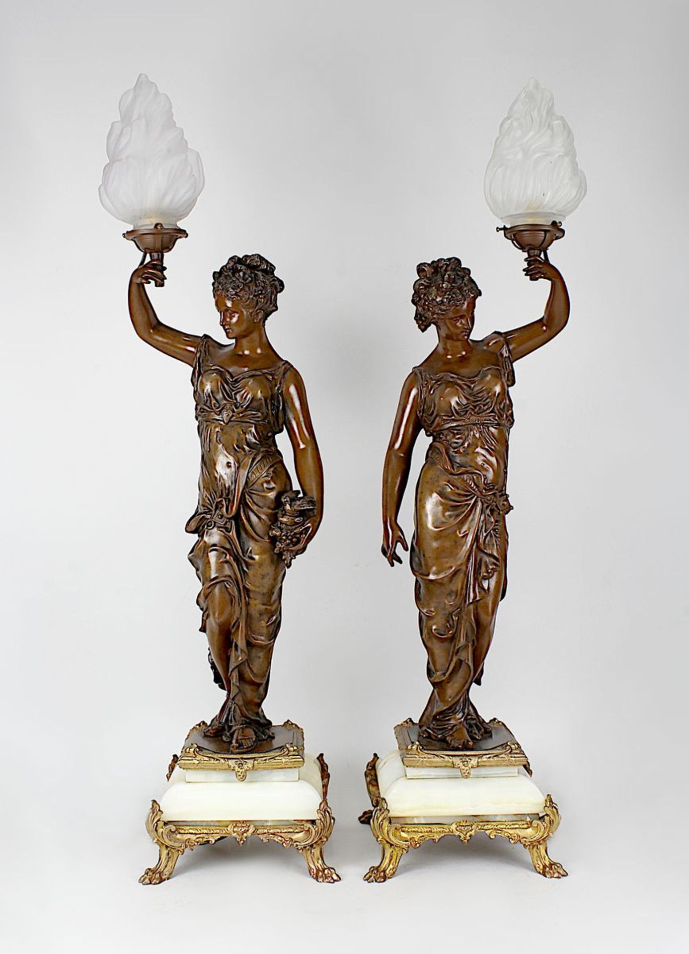 Paar Belle Epoque Figurenlampen, Frankreich um 1890, auf hellen Onyxsockeln, diese jeweils mit