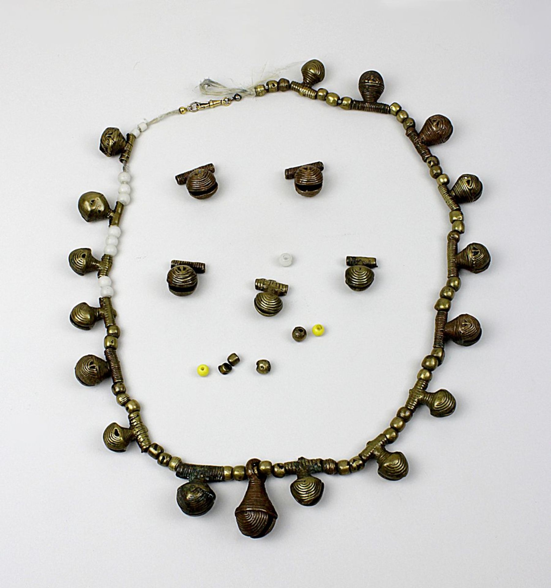 Kette aus 22 Bronzeglöckchen in der verlorenen Form gegossen, Westafrika 1. H. 20. Jh., mit