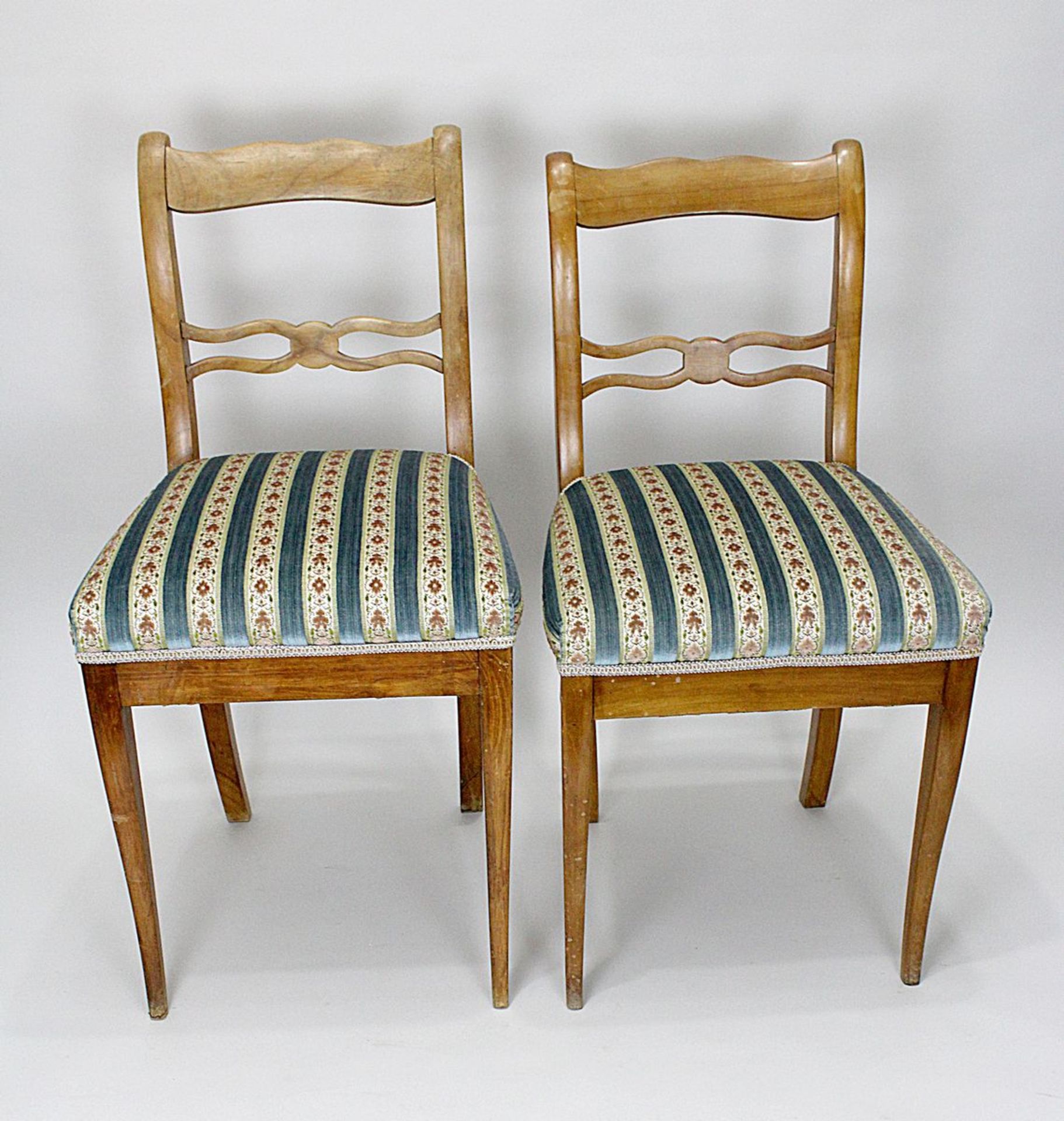 Zwei leicht differierende Stühle, Biedermeier, um 1830/40, Buchen- und Kirschholz massiv,
