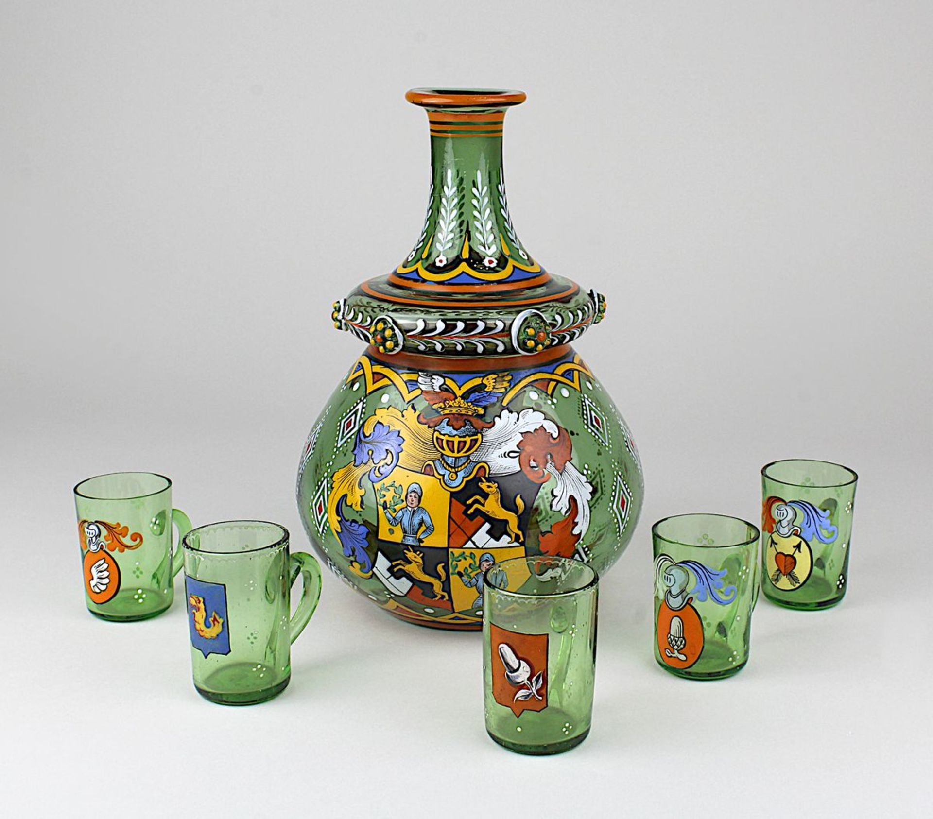 Wappenkaraffe mit 5 Bechern, wohl Fritz Heckert, Petersdorf um 1880, Olivgrün durchgefärbtes Glas,