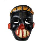 Farbige Maske, groteskes Gesicht mit gespaltener Nase, roten Ohren und übergroßen Zähnen, wohl