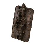 Benin Bronze-Platte, Guss in der verlorenen Form, plastische Darstellung eines Oba mit erhobenem