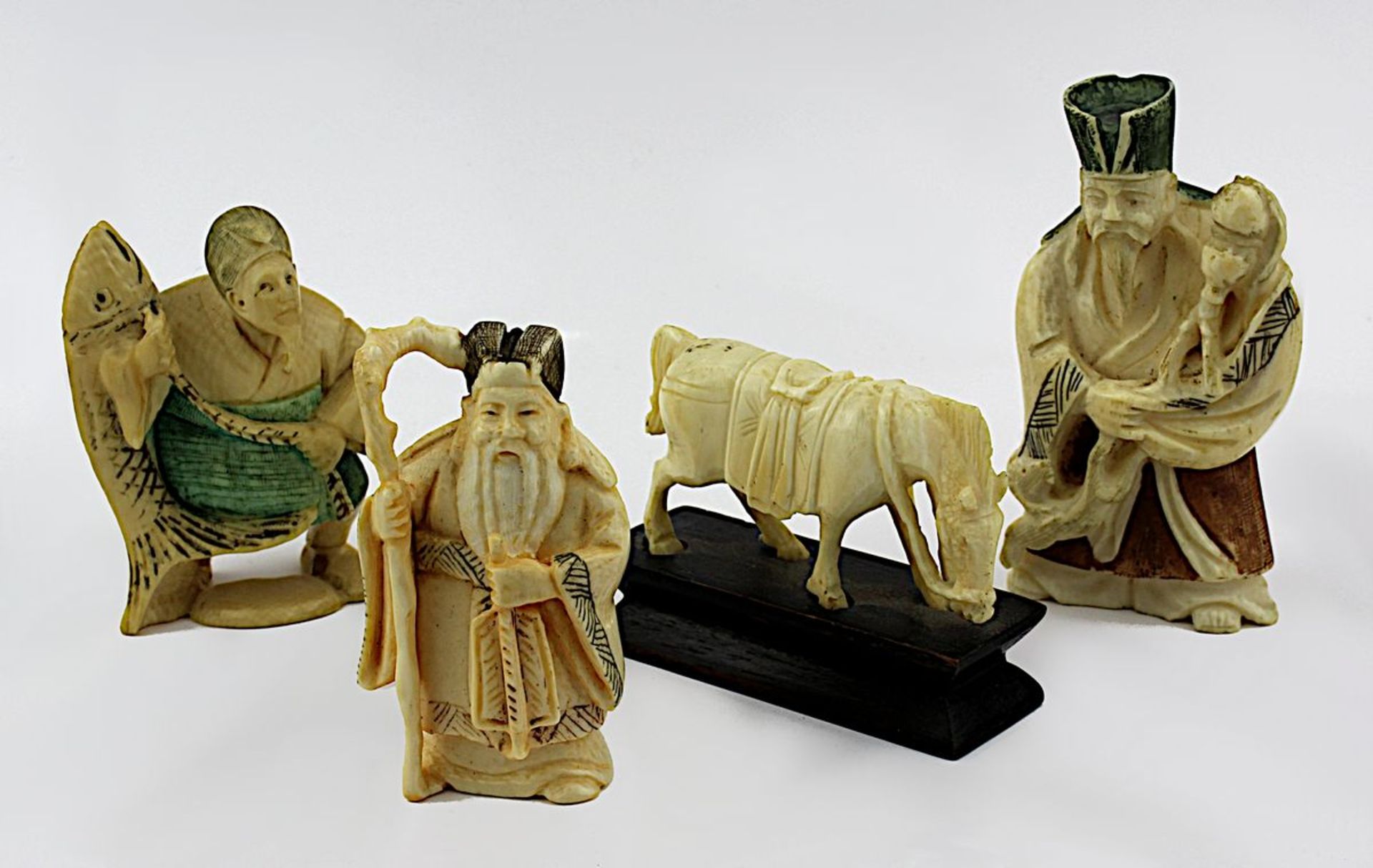 Drei männliche Figuren-Netsuke und eine Pferdefigur, Elfenbein, Japan 1. Hälfte 20. Jh., Figuren