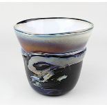Eisch Vase oder Übertopf, 1991, mundgeblasener Klarglaskorpus mit schwarzem und milchigem Opalin-