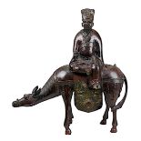 Reisender Edelmann auf Maultier, Japan um 1900, vollplastische Figur aus Bronzeguss, mit partiell