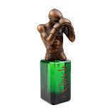 Bruno Bruni "Clinch" Parfümzerstäuber mit Boxerfigur aus Bronze, grüner Glasbehälter als Sockel,