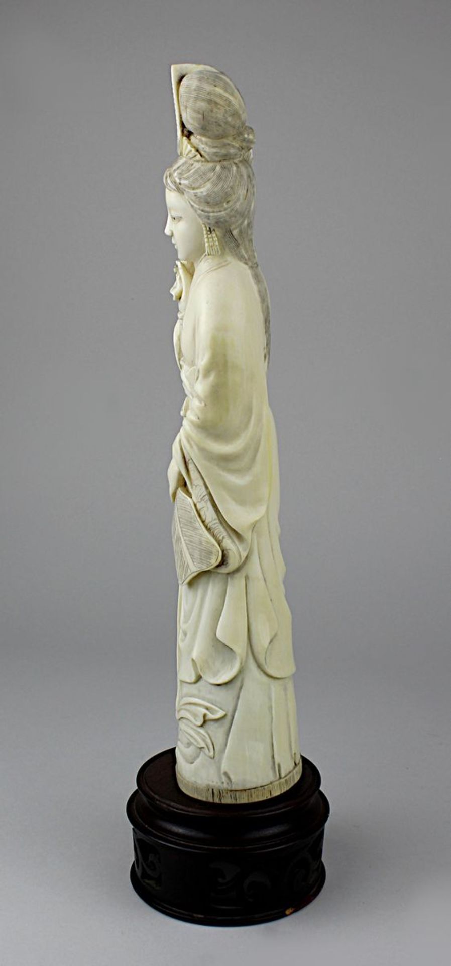 Jap. Okimono-Dame mit Blüte, Elfenbein, Meiji-Periode um 1890, fein geschnitzte Figur wohl einer - Image 2 of 4