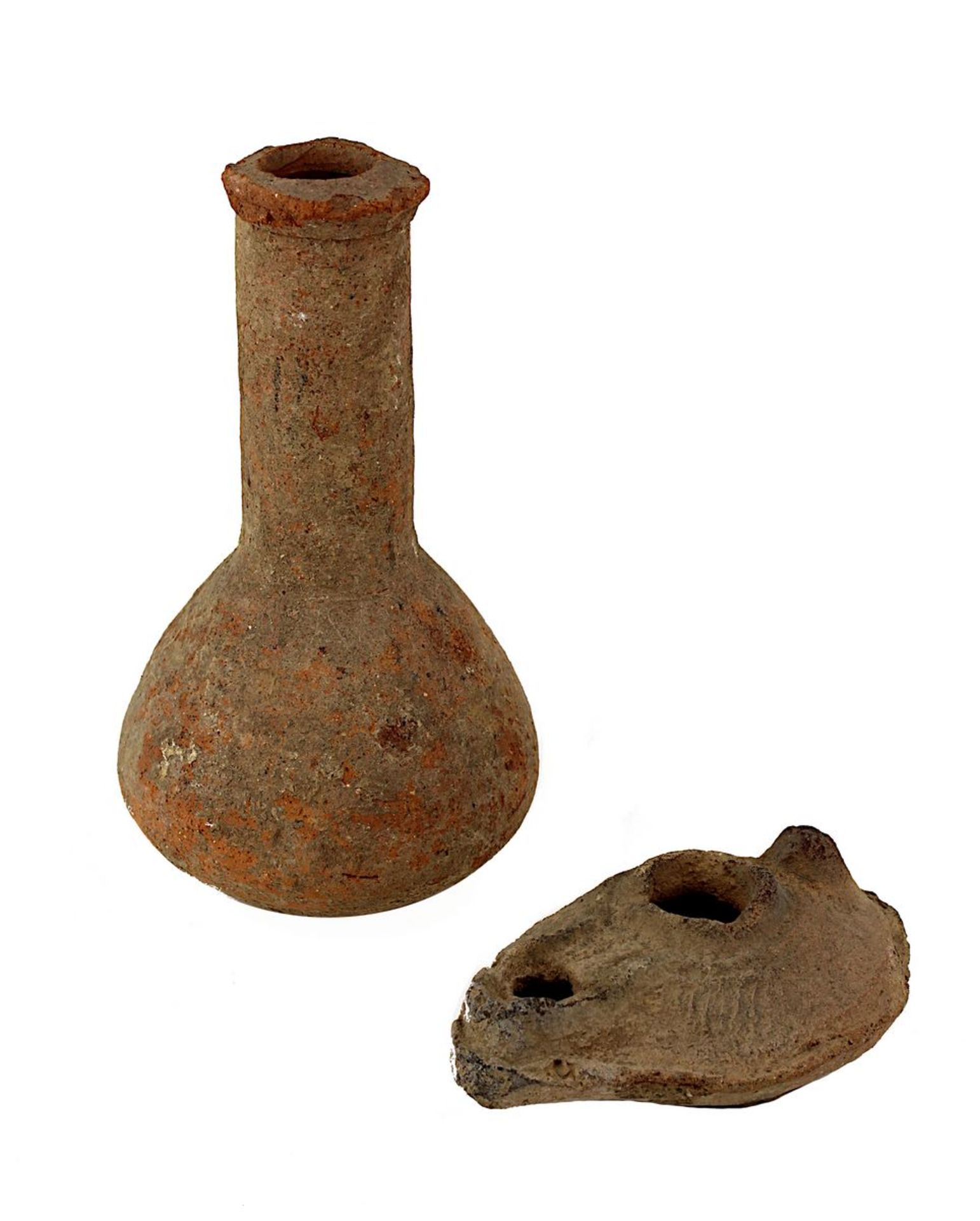 Spätrömische Öllampe und Salbgefäß aus Terrakotta, Syrien ca. 100 n. Chr., flache ovale Lampe mit