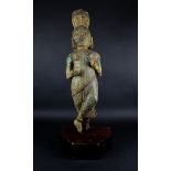 Indische Tara aus Holz, 17. Jh., stehend in entspannter Haltung, Figur mit weißem Grund und farbig