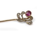 An 18 ct. yellow gold, platinum and brilliant cut diamonds tie pin