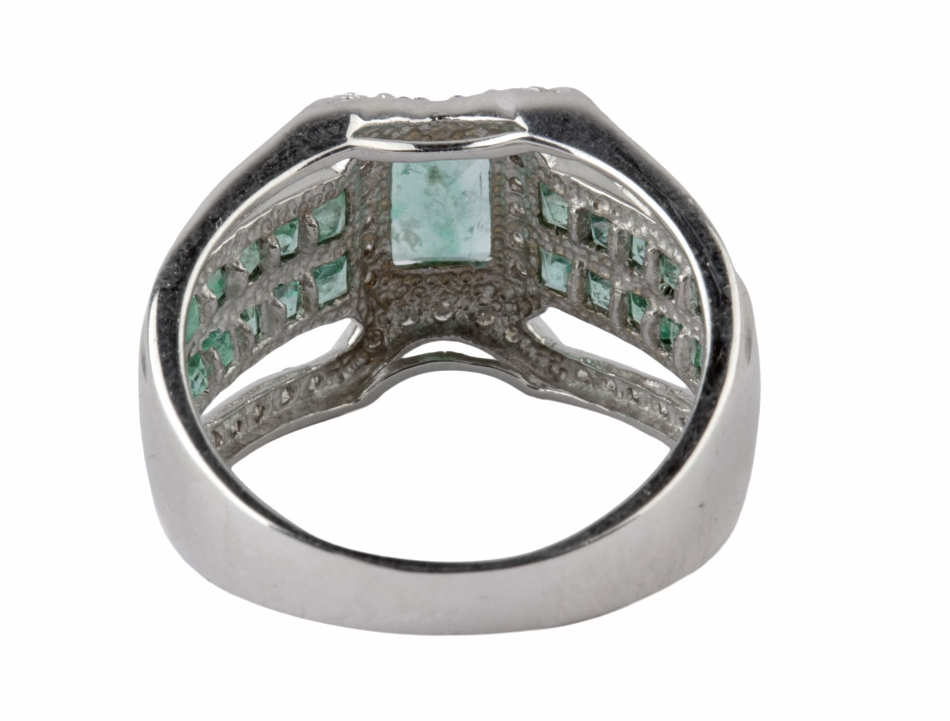 An emerald ring. 18ct. white gold, central stone: 0,50 ct. emerald cut emerald with carre cut emera - Bild 3 aus 3