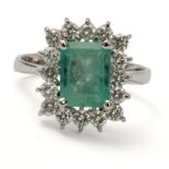 An 18 ct. white gold cluster ring with 0,96 ct. of brilliant cut diamonds and a 2,5 ct. emerald cut