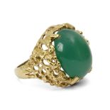 An 18 ct. yellow gold ring with an imitation emerald cabochon