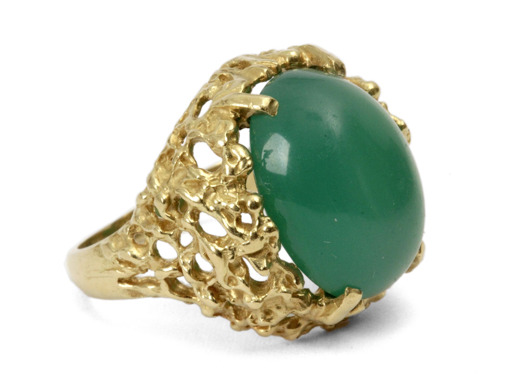 An 18 ct. yellow gold ring with an imitation emerald cabochon