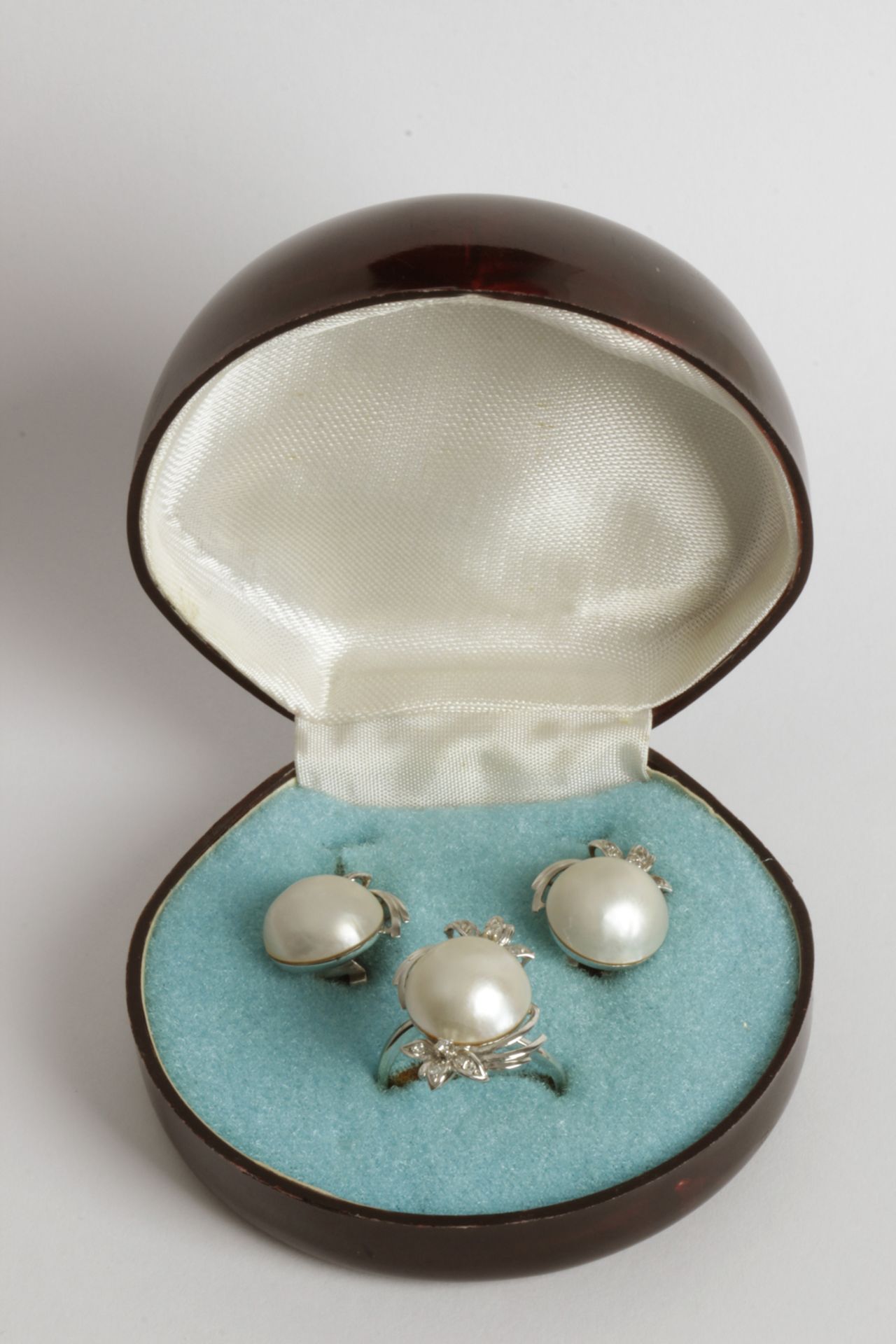 A set of ring and earrings. 18 ct. white gold, mabe pearls and 8/8 cut diamonds