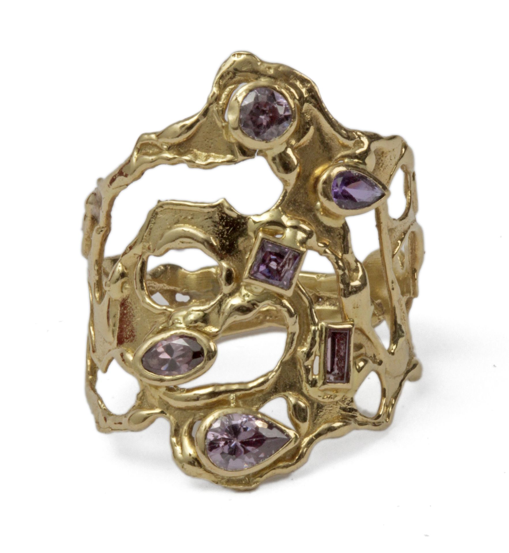 An 18 ct. yellow gold and amethyst ring