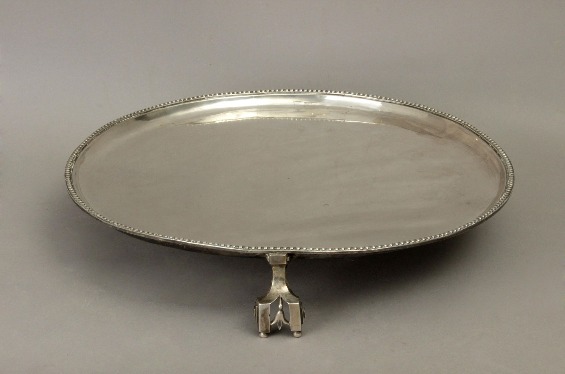 18th century Neoclassical style 'salvilla' tray with Rovira silversmith and Barcelona hallmarks - Image 2 of 3