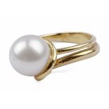 An 18ct. yellow gold ring with an Australian pearl