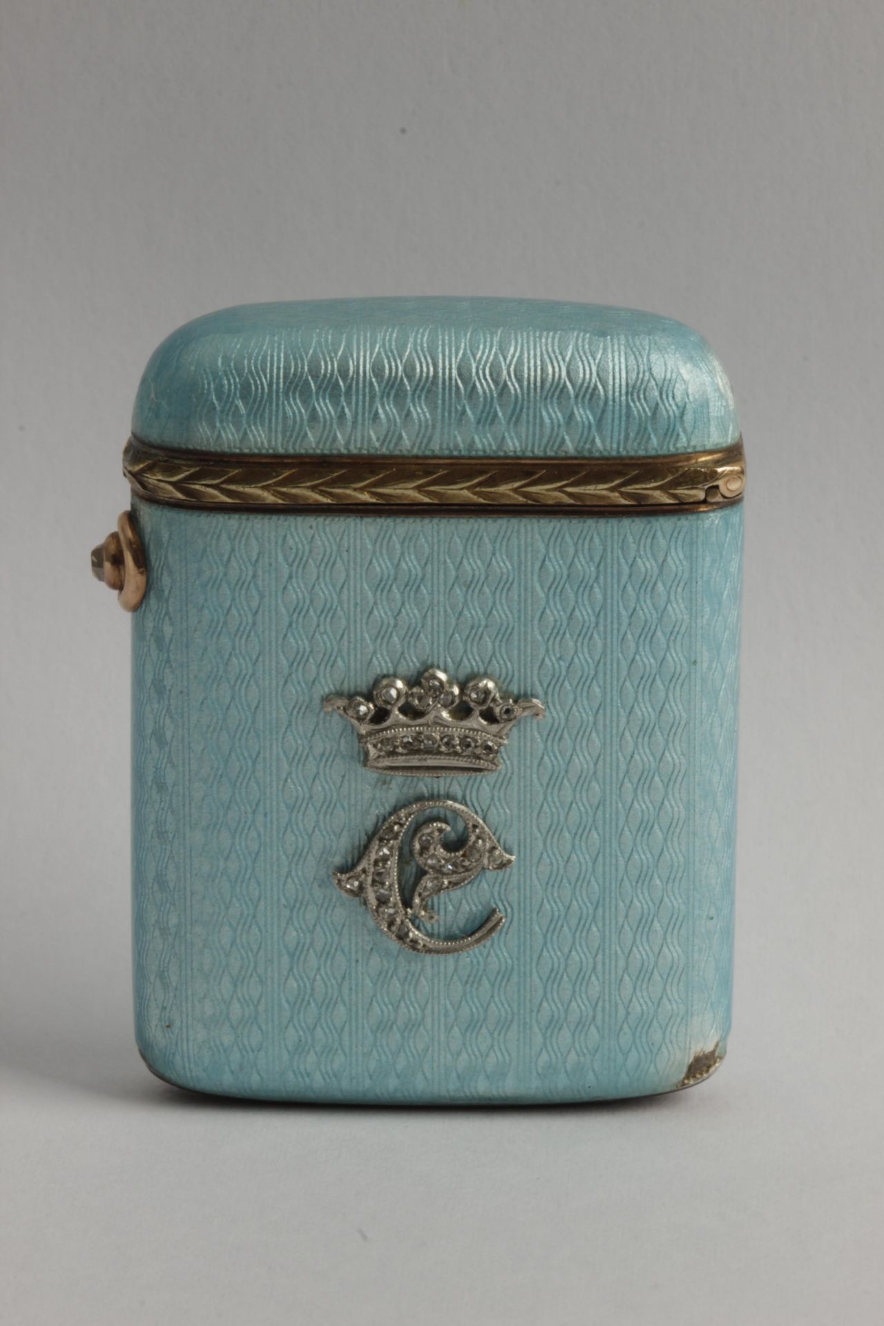 Fabergé. Vesta case, Moscow, circa 1899-1908. A rectangular silver-gilt vesta case with a pale blue - Image 2 of 7