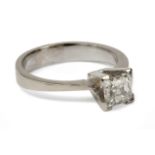 A 0,90 ct. princess cut diamond engagement ring with an 18 ct. white gold setting