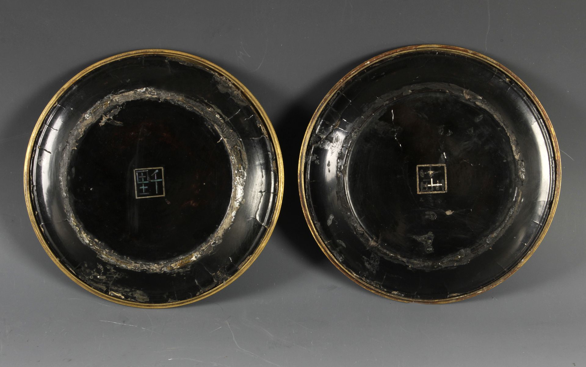 Pair of 18th century Chinese plates in lacquer with embossed mother of pearl - Bild 2 aus 4