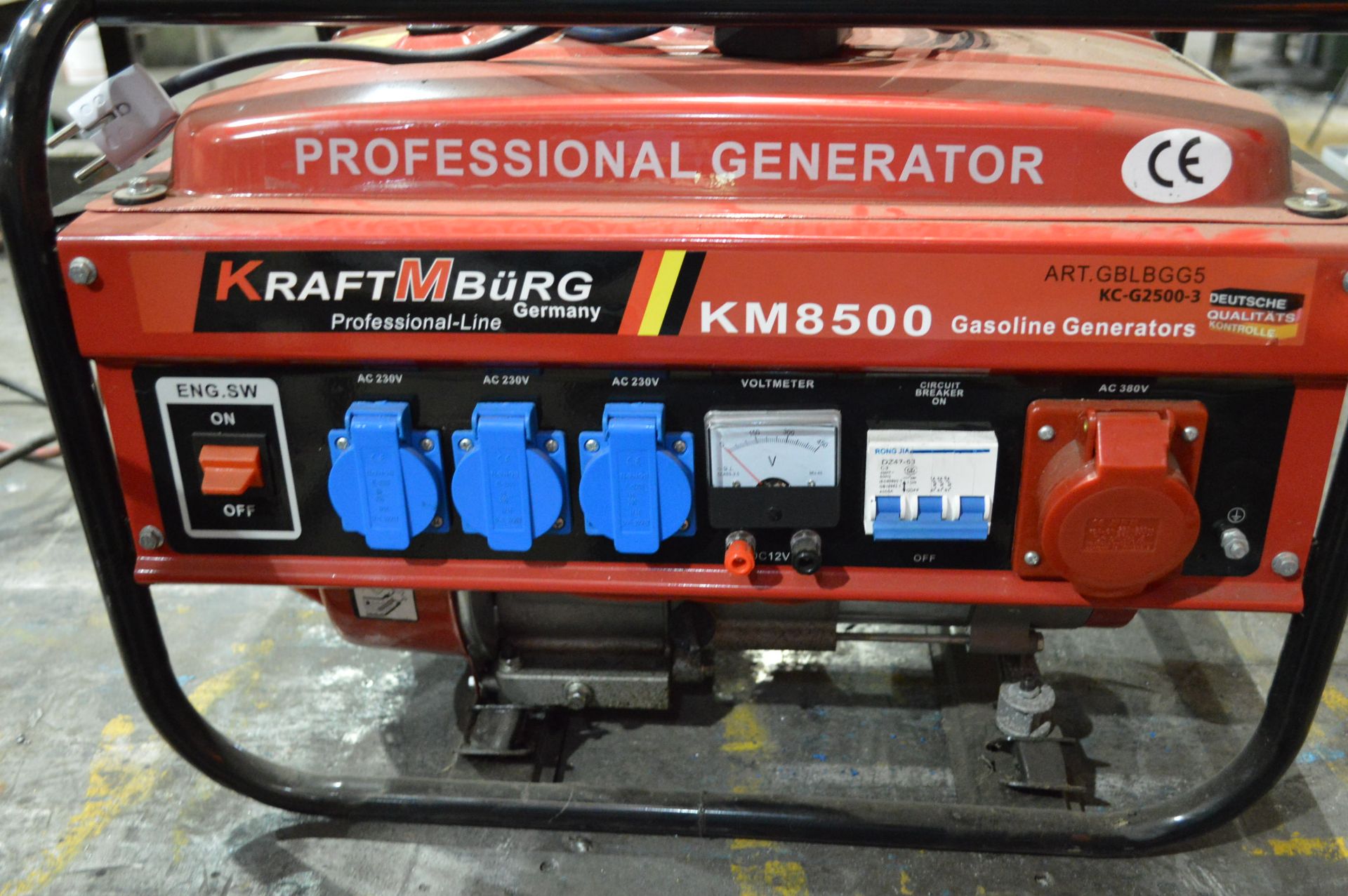 Kraftmburg KM8500 Petrol Generator, with 6.5hp engine, 3 x 230v and 1 x 180v outlet - Image 4 of 4