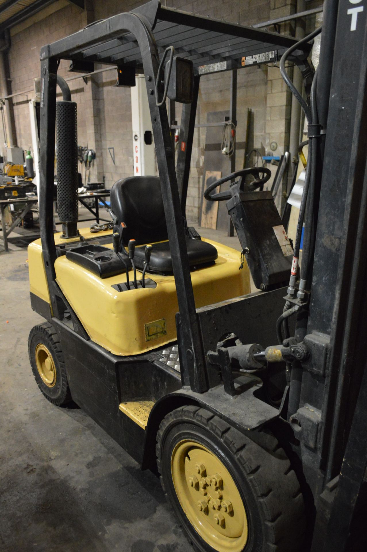 Daewoo D25S-3 2500kg cap. DIESEL ENGINE FORK LIFT TRUCK, serial no. FK-00211, indicated hours at - Image 4 of 8