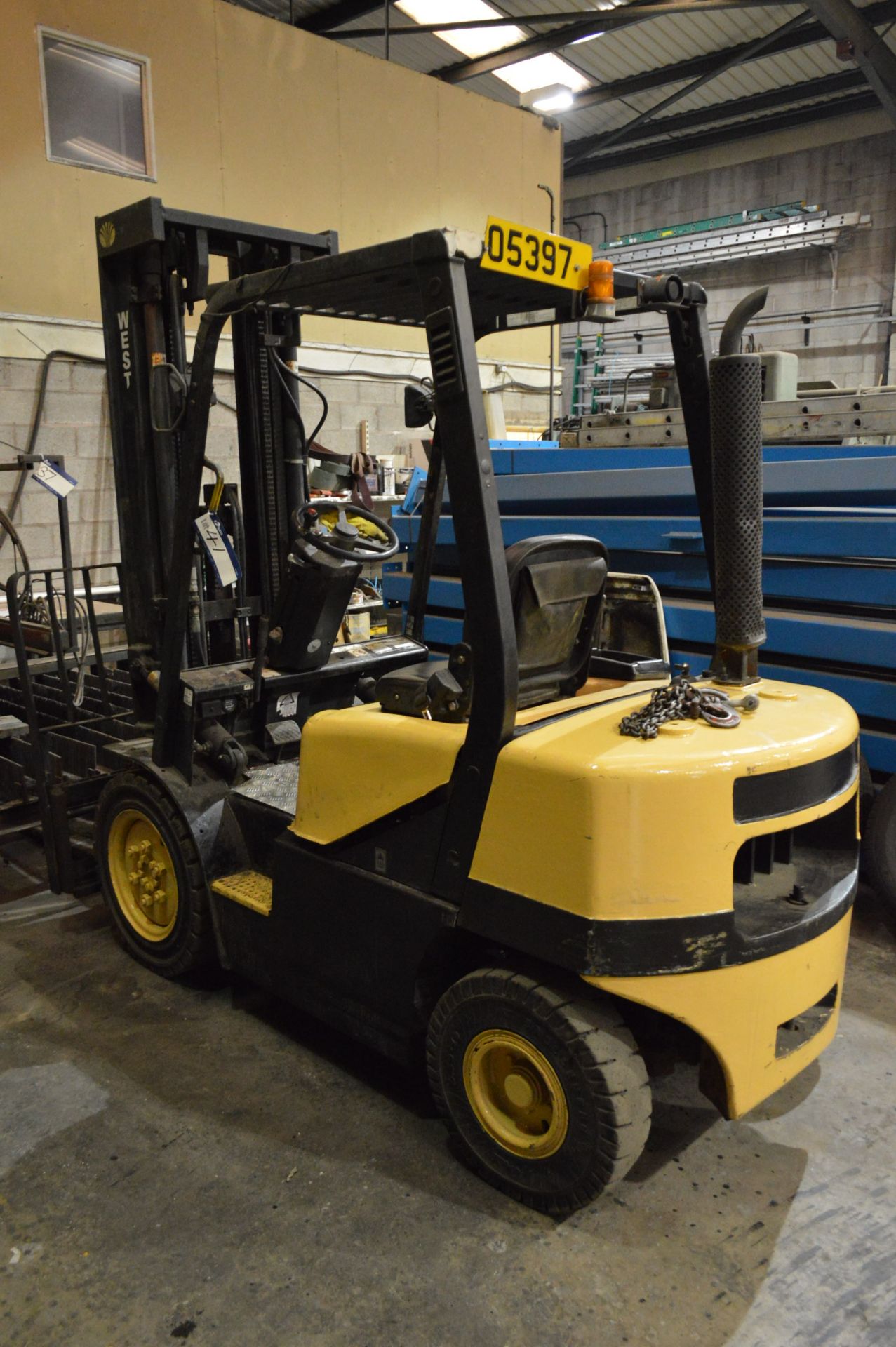 Daewoo D25S-3 2500kg cap. DIESEL ENGINE FORK LIFT TRUCK, serial no. FK-00211, indicated hours at - Image 2 of 8