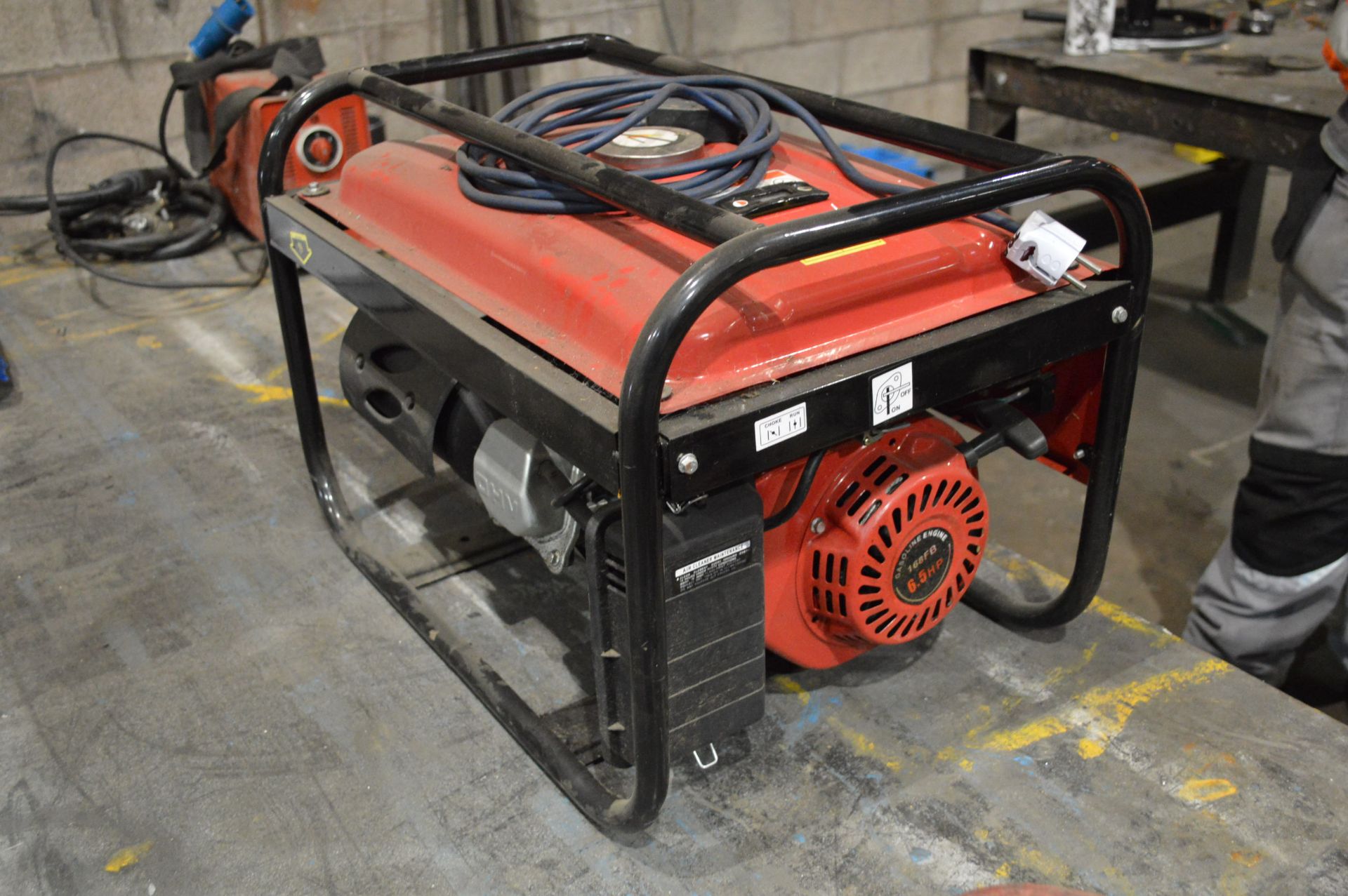 Kraftmburg KM8500 Petrol Generator, with 6.5hp engine, 3 x 230v and 1 x 180v outlet - Image 2 of 4