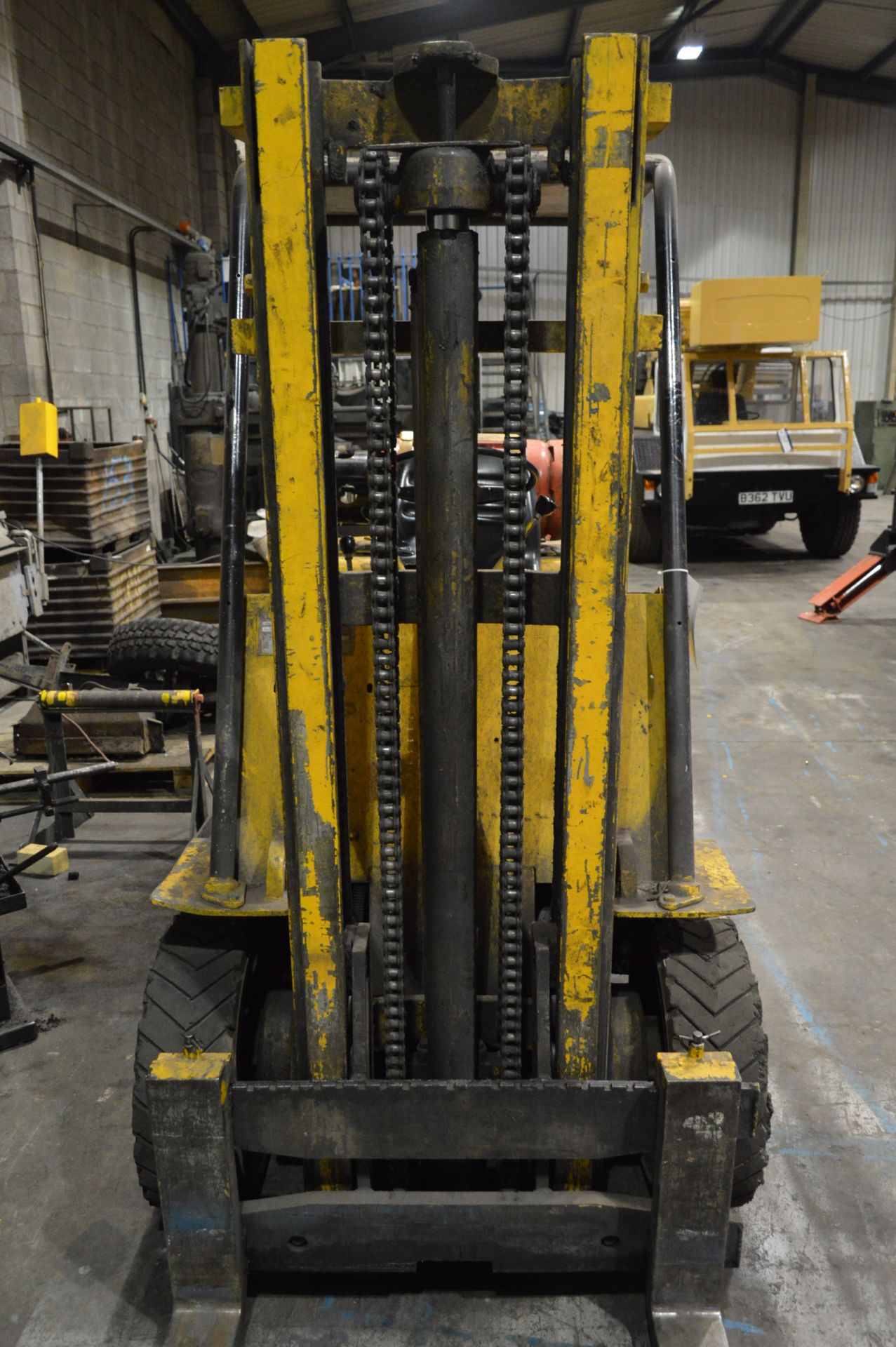 Caterpillar V50B TYPE G 2500kg cap GAS ENGINE FORK LIFT TRUCK, serial no. 54W328,., 3710mm max - Image 5 of 9