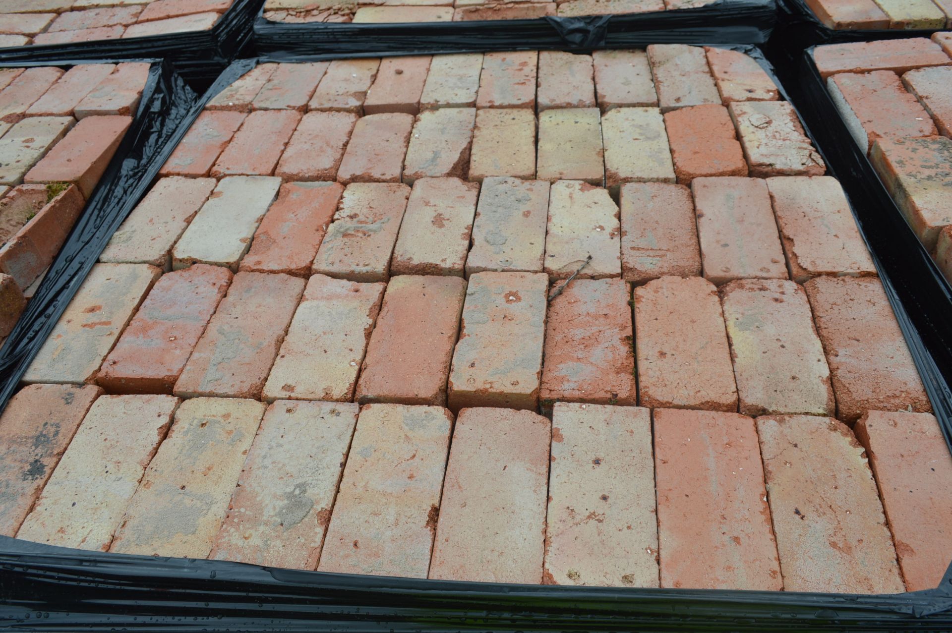 Bricks, on six pallets - Image 6 of 8