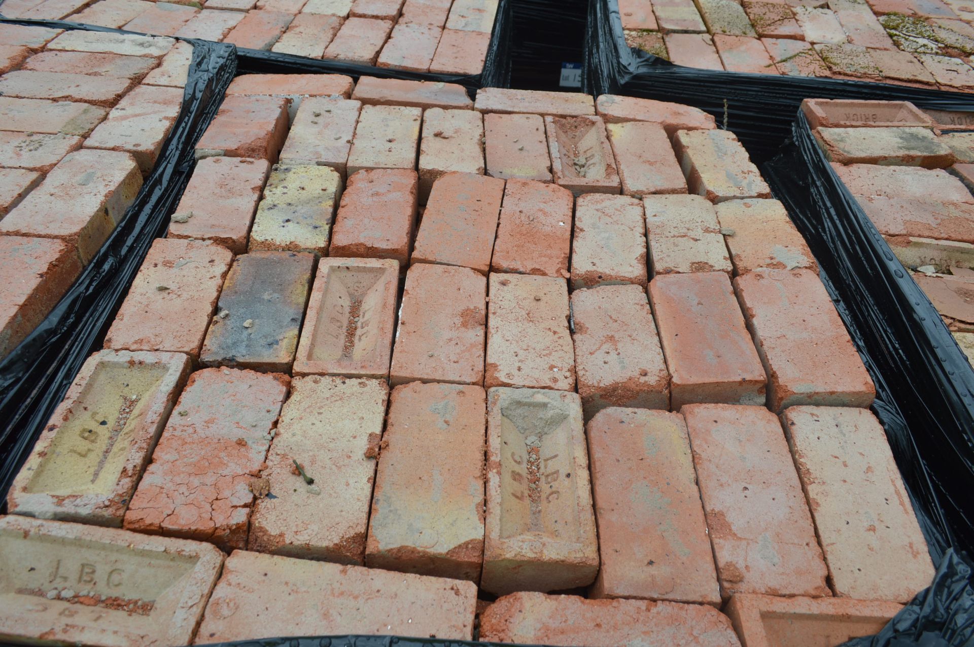 Bricks, on six pallets - Image 4 of 8