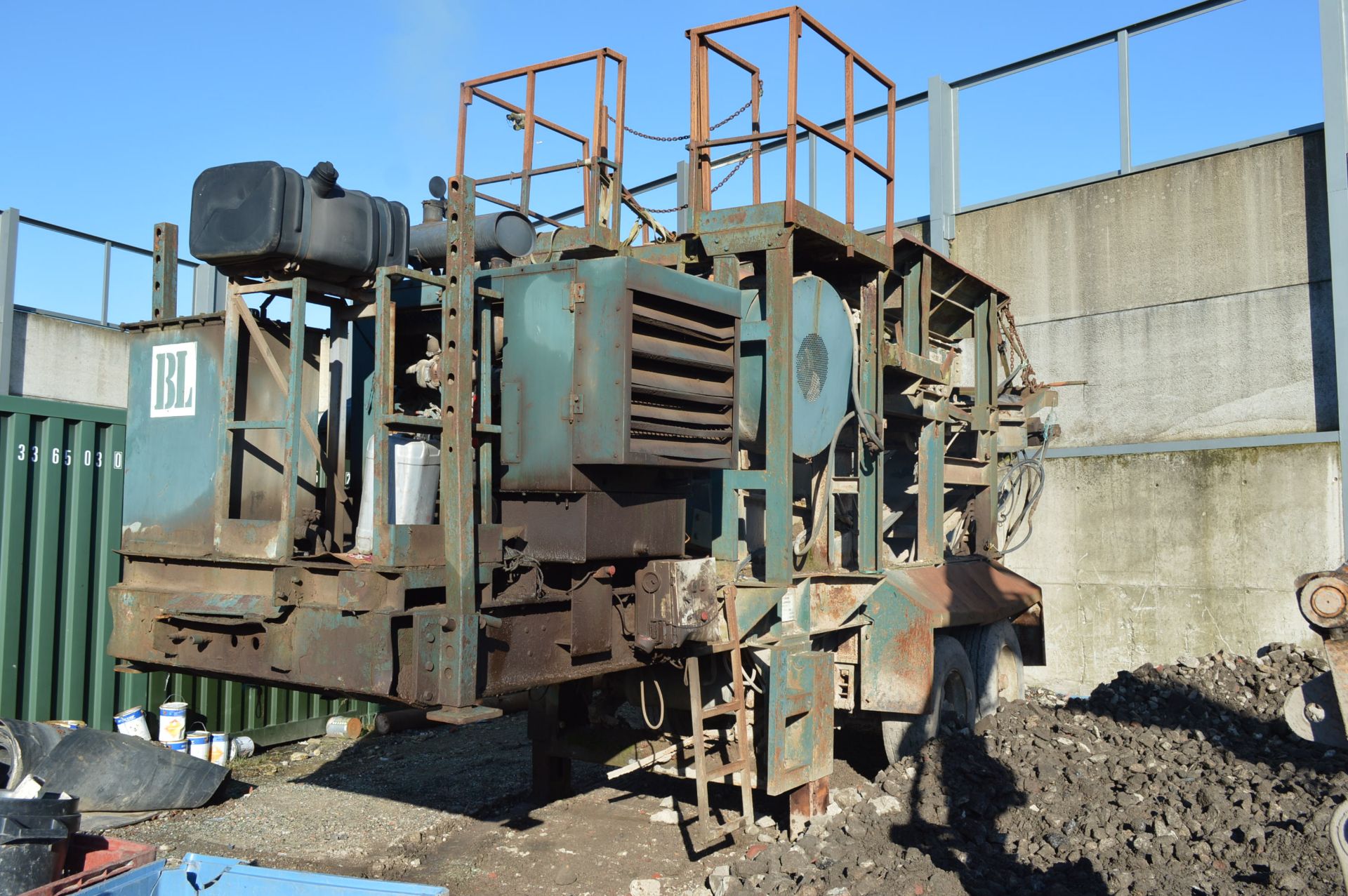 Brown Lennox TANDEM AXLE MOUNTED CRUSHER, serial no. SL9301856VP009094, with Kue-Ken 30x18 - Image 4 of 5