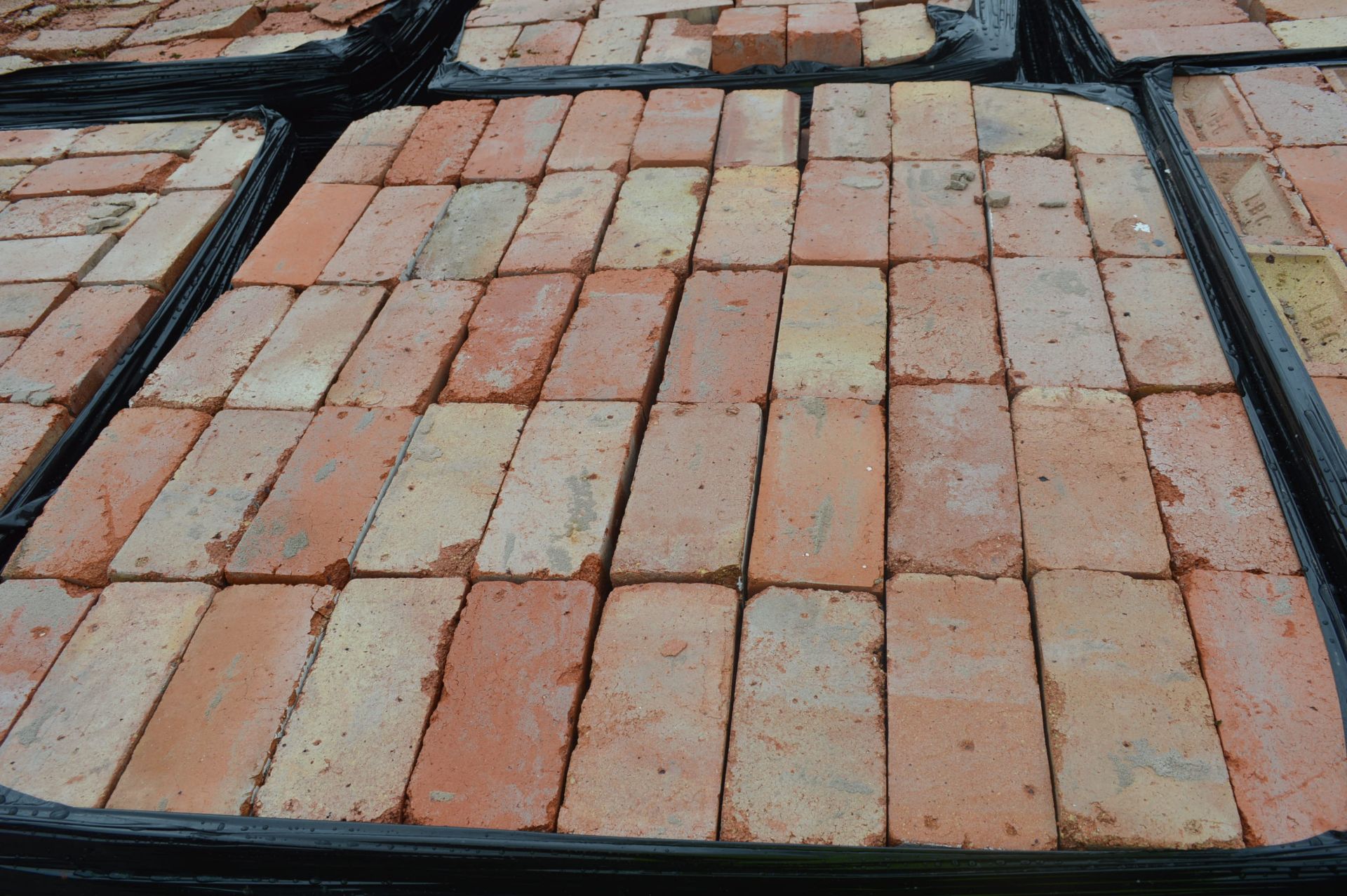 Bricks, on six pallets - Image 8 of 8