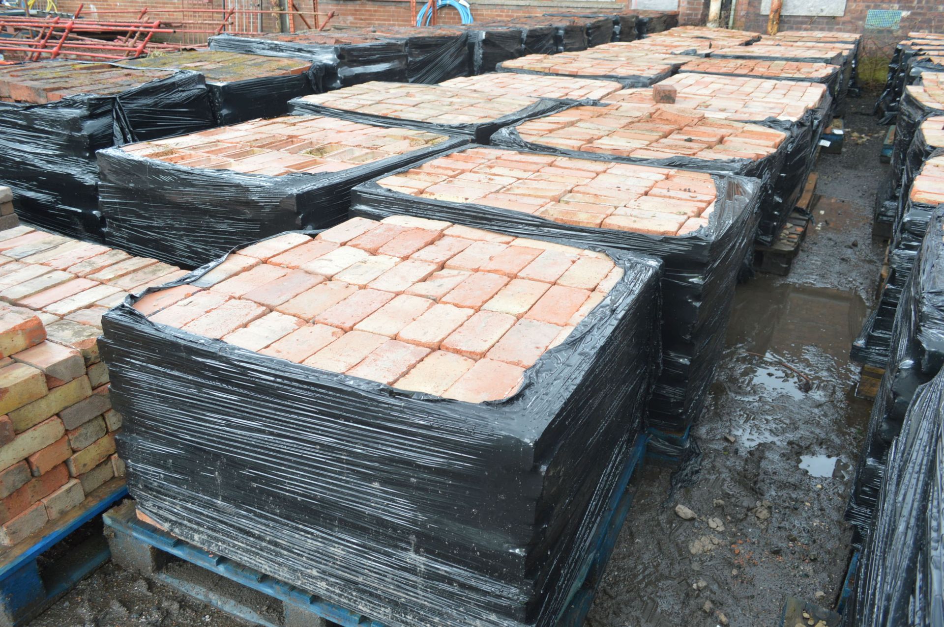 Bricks, on six pallets - Image 2 of 4