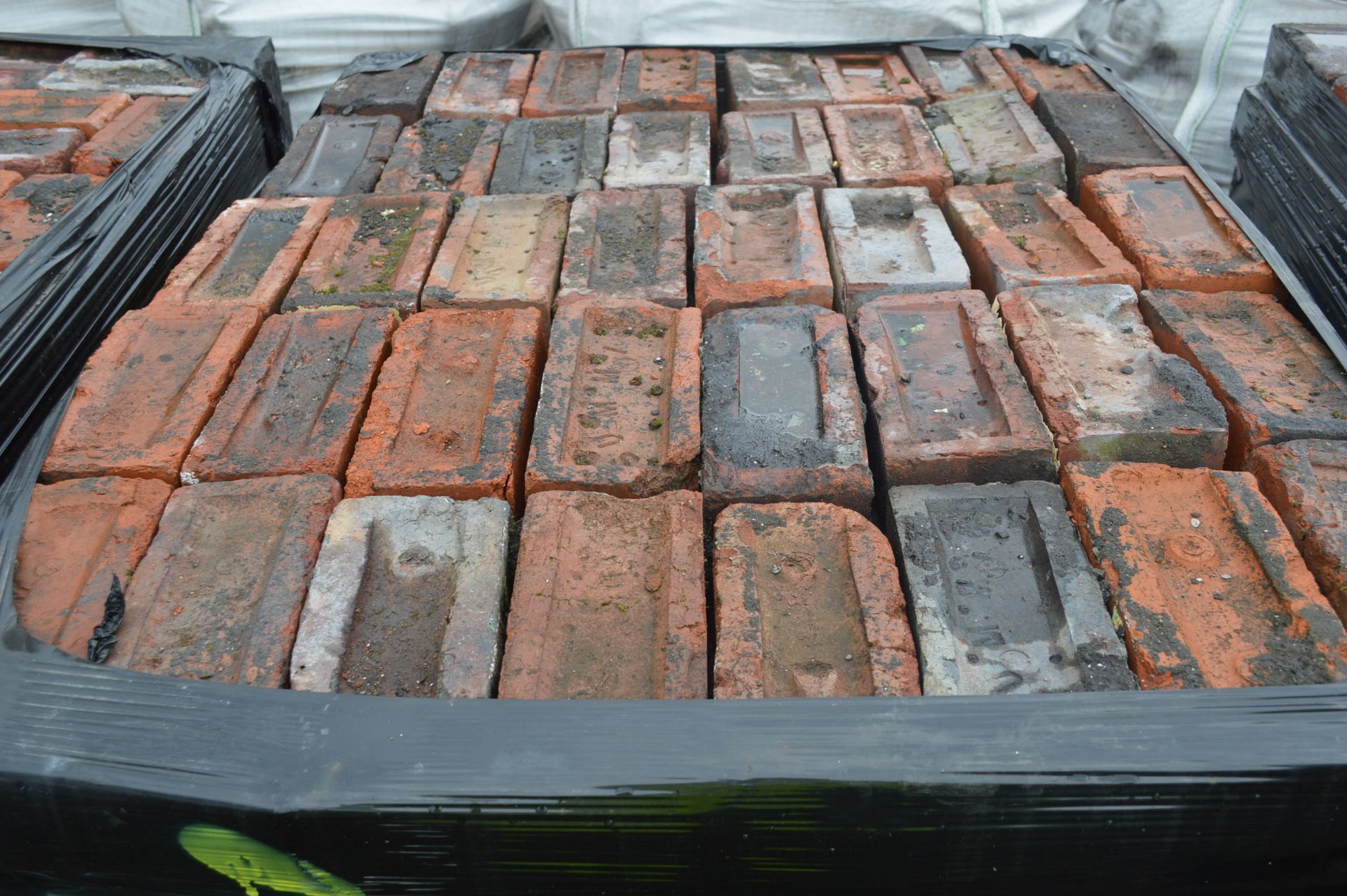 Bricks, on seven pallets - Image 3 of 8